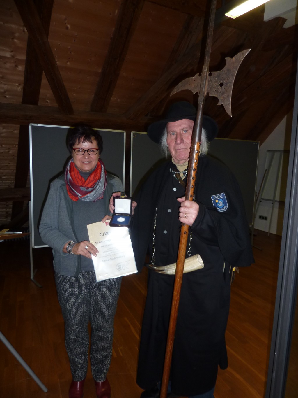  Bürgermeisterin Zoll bei der Verleihung der Ehrenmedaille in Silber an Hugo Götzelmann. 