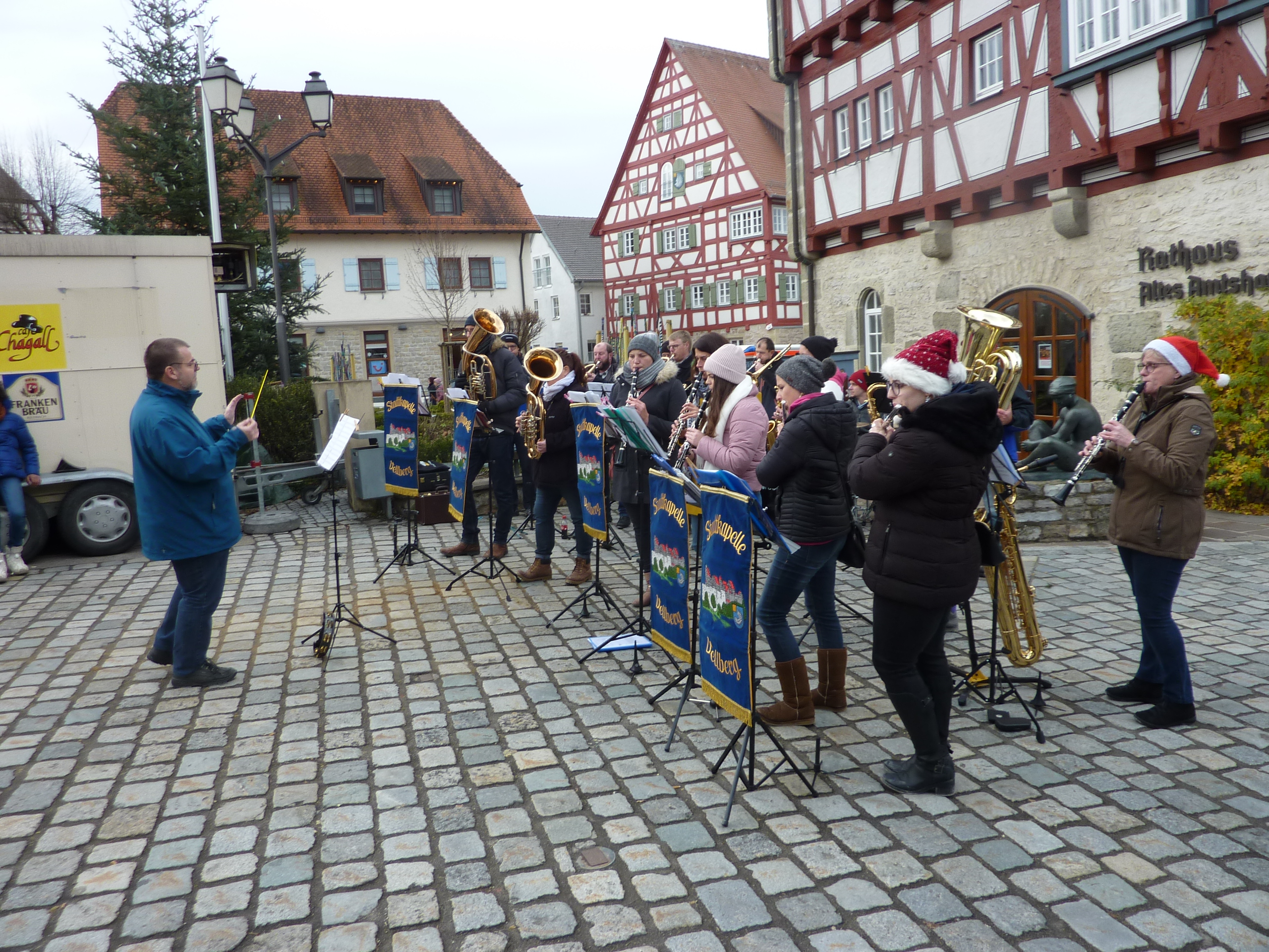  Am Sonntag wurde der Christkindlesmarkt von der Stadtkapelle Vellberg musikalisch um-rahmt. 