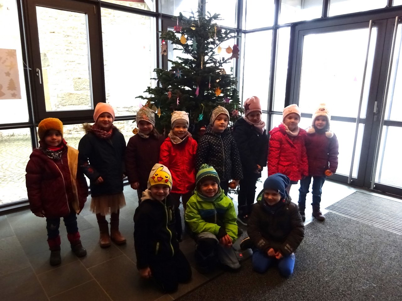 Kindergarten Markgrafenallee dekoriert den Tannenbaum im Rathaus