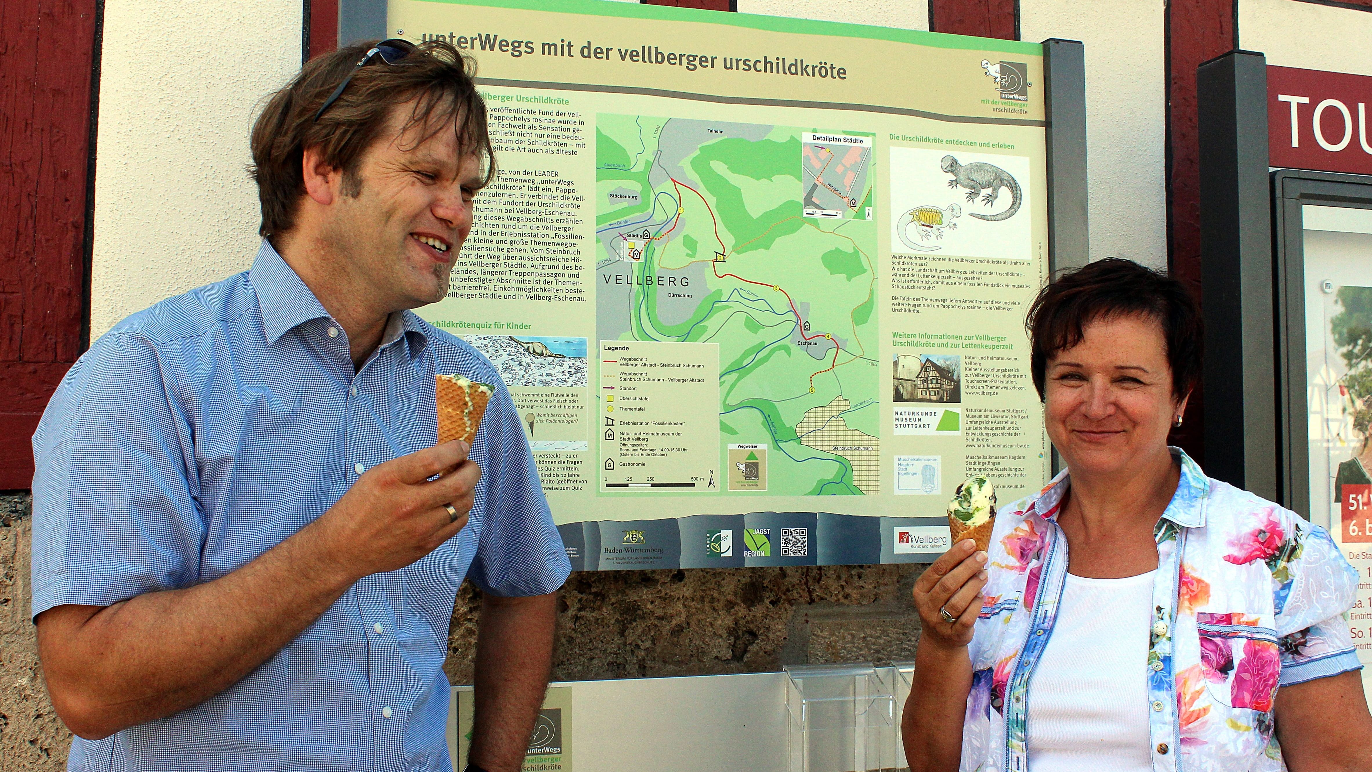 Bürgermeisterin Ute Zoll und der Projektplaner Matthias Güthler probieren die erste Kugel Urschildkröteneis, mit welcher die erfolgreiche Lösung des Kinderquiz belohnt wird. 