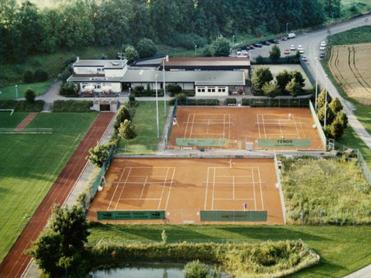 Tennisanlage und Vereinsheime