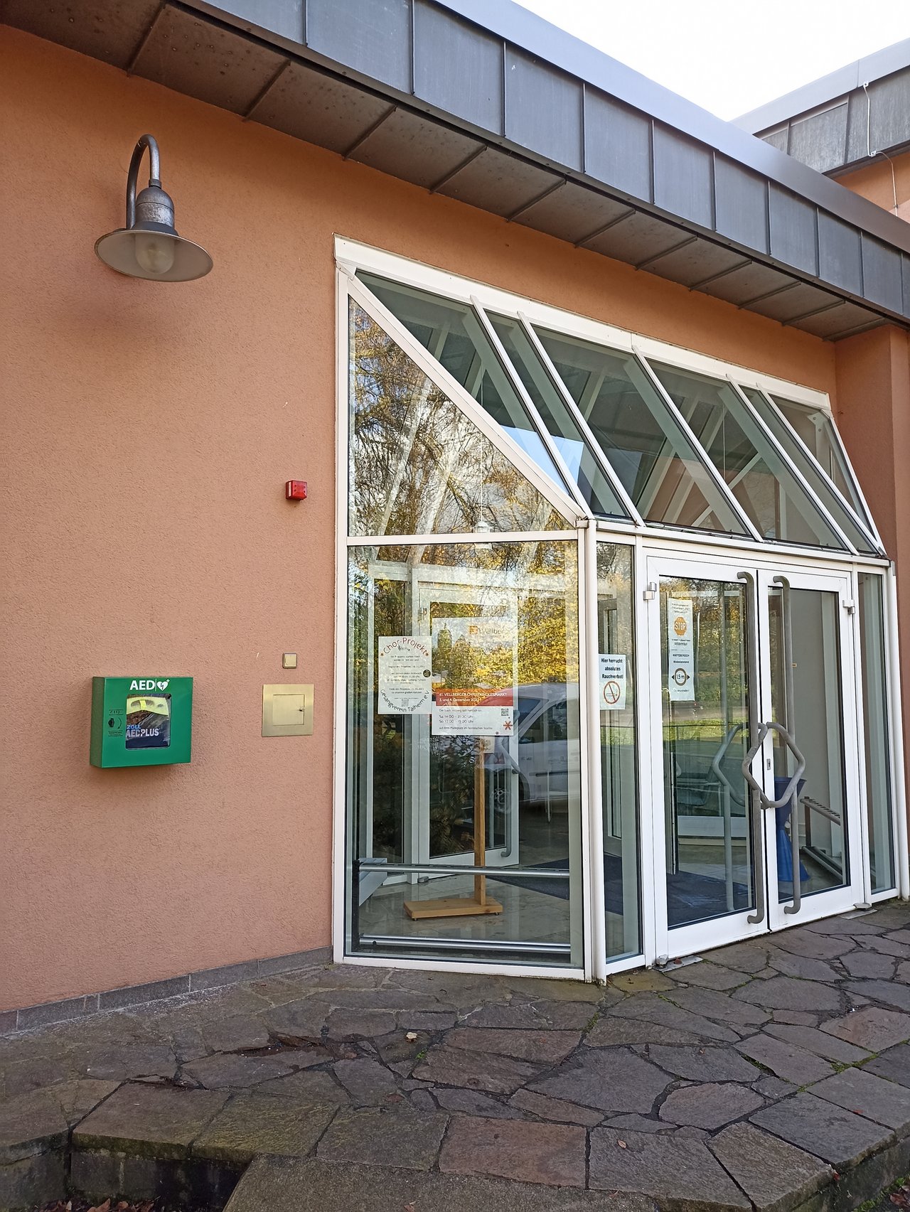 Defibrillator an der Festhalle in Großaltdorf, außerhalb links vom Haupteingang