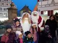 Das Christkind und der Nikolaus verteilten kleine Geschenkpäckchen an die Kinder. Auch hier war der Andrang überwältigend.