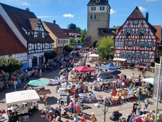 Zum 40. Trödelmarkt strömten am 2. September 2023 bei herrlichem Sommerwetter so viele Besucher wie noch nie ins Vellberger Städtle.
