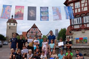 "Schildkröten-Alarm": Klasse 3a der Grundschule Vellberg übergibt "Pappo & Schildi" an Bürgermeister Reichert