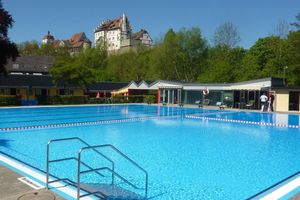 In Alltagskleidung schwimmen für Kinder und Jugendliche und langer Schwimmabend im Freibad Vellberg